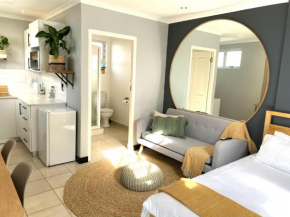 Cozy Beachside Studio Apartment on Surfers Corner